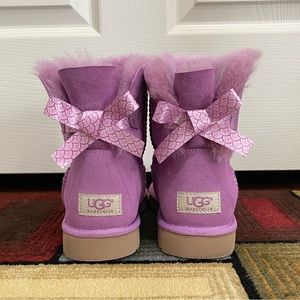 Mini Bailey Bow Uggs size 7